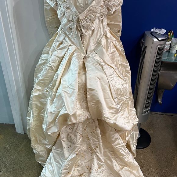 Vintage 90’s Custom 100% Silk bridal Gown by Cynthia C. - Picture 6 of 13